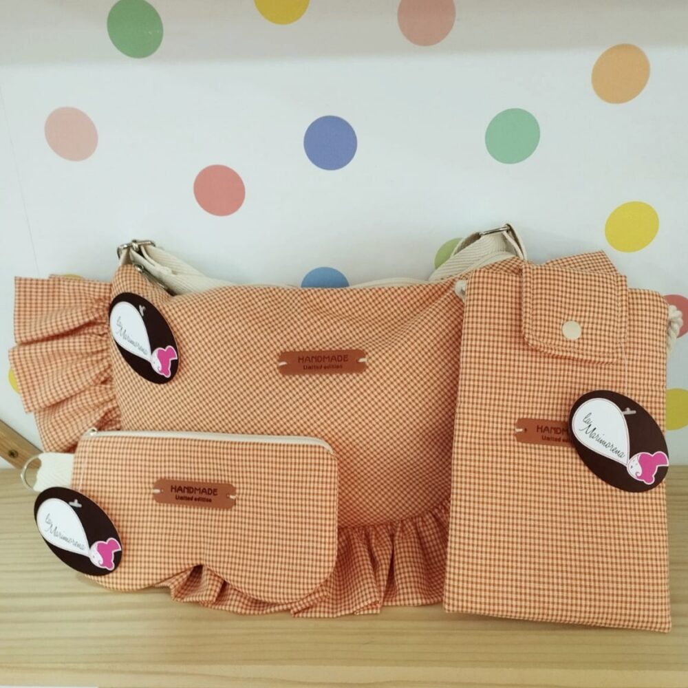 Alternative view of Bolso media luna volantes (cuadritos naranja y blanco)