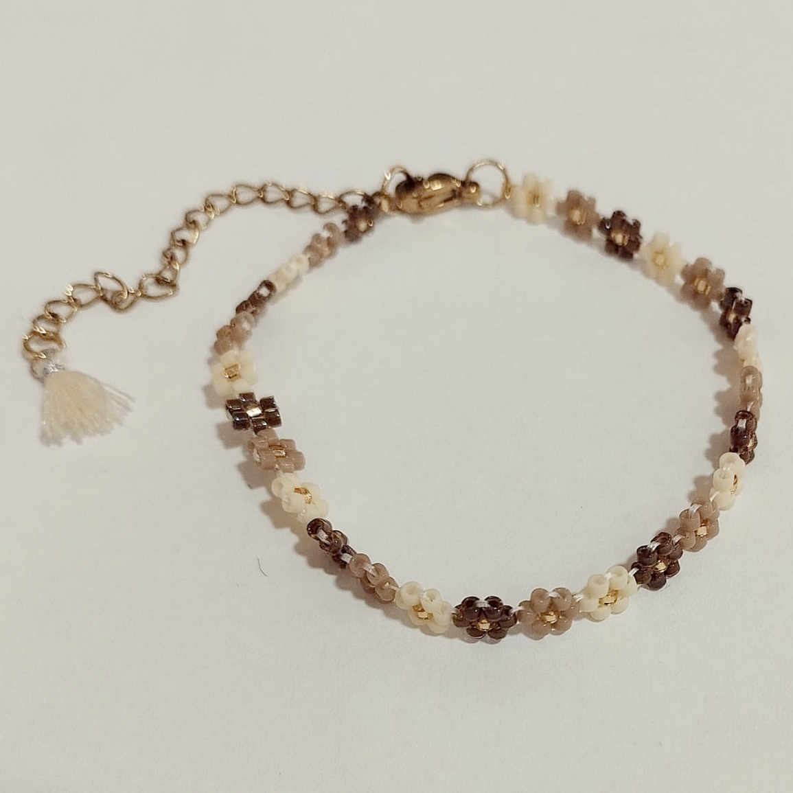 Pulsera fina margaritas delica Miyuki (marrón/beige) - Imagen 3