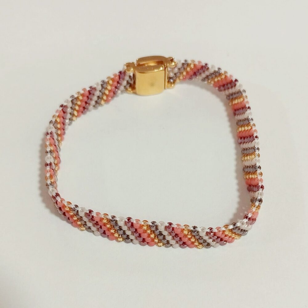 Alternative view of Pulsera diagonal delica Miyuki (borgoña/salmón)
