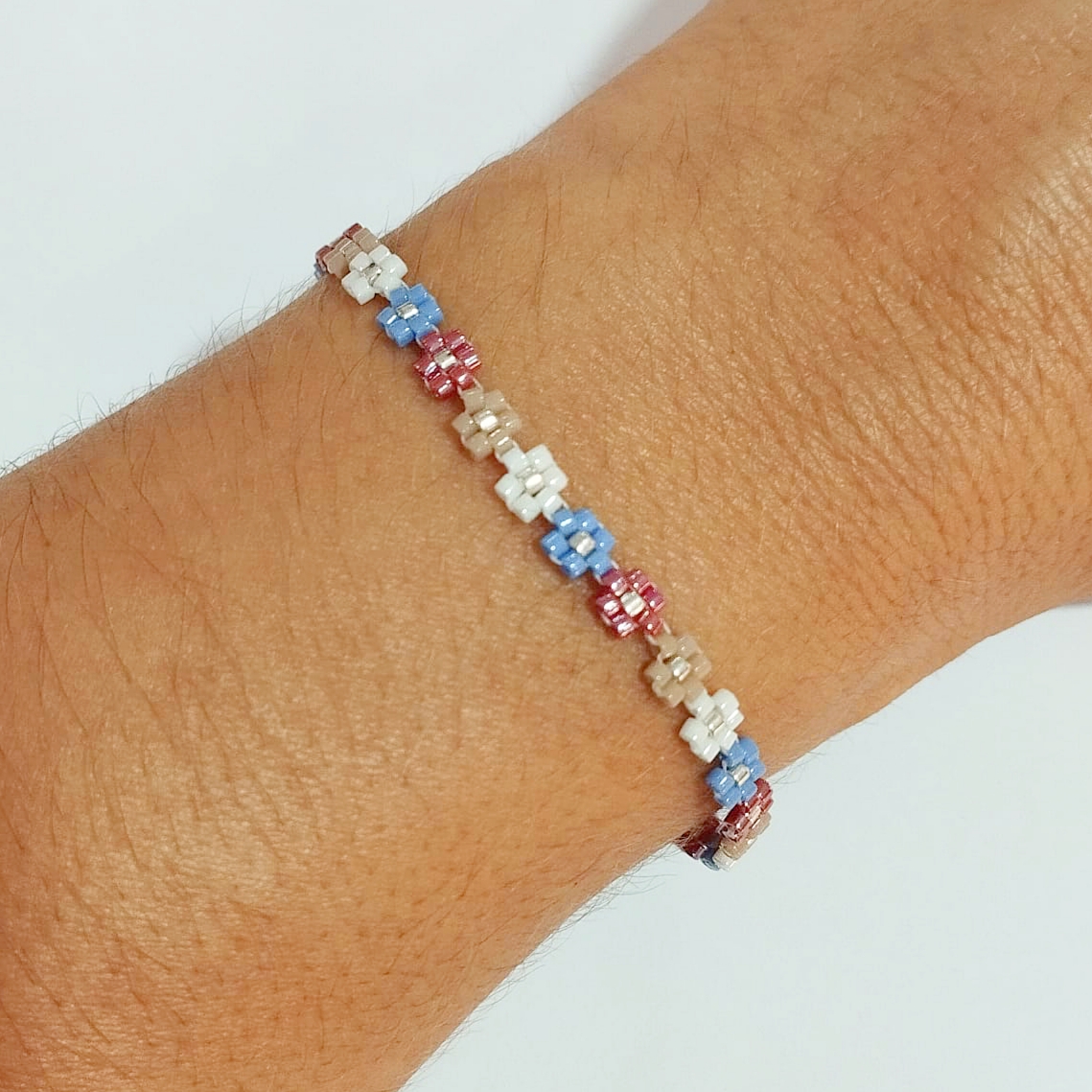 Pulsera fina margaritas delica Miyuki (azul/borgoña)