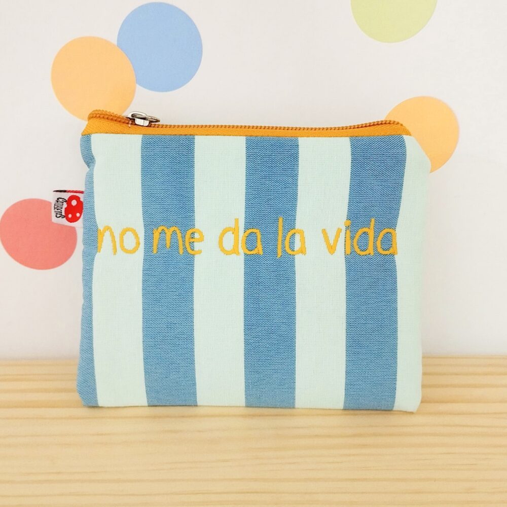 Monedero "No me da la vida" (rayas gris y blanco)