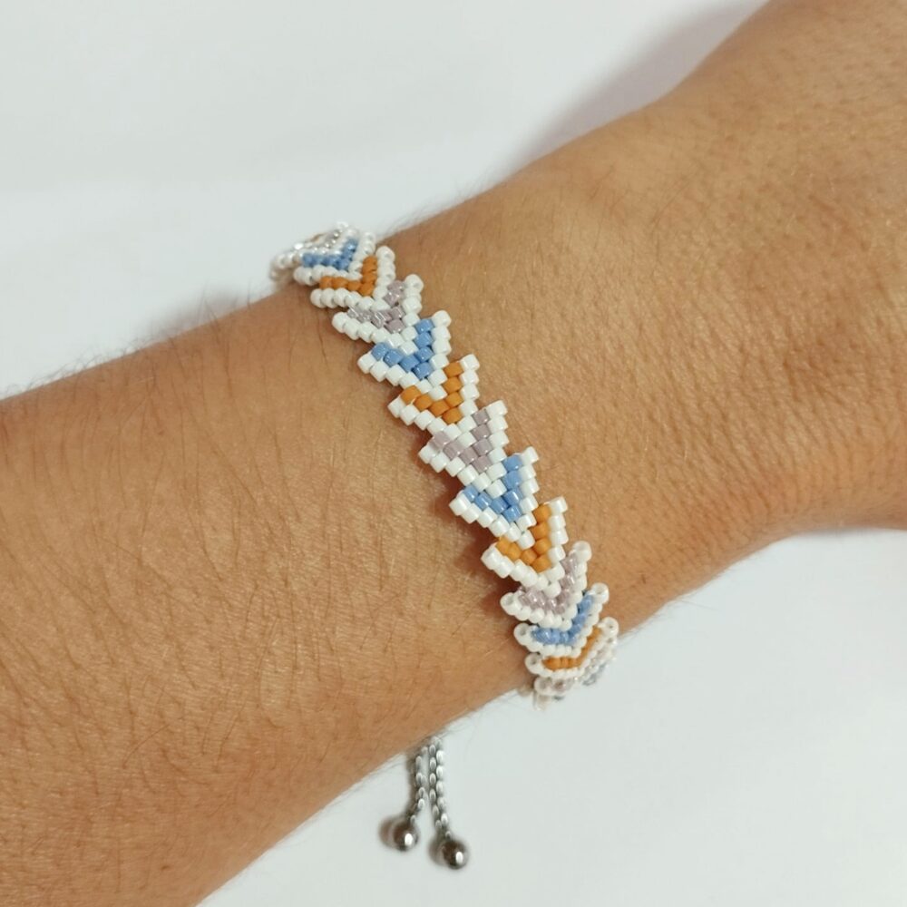 Pulsera ajustable flechitas delica Miyuki (malva/azul)