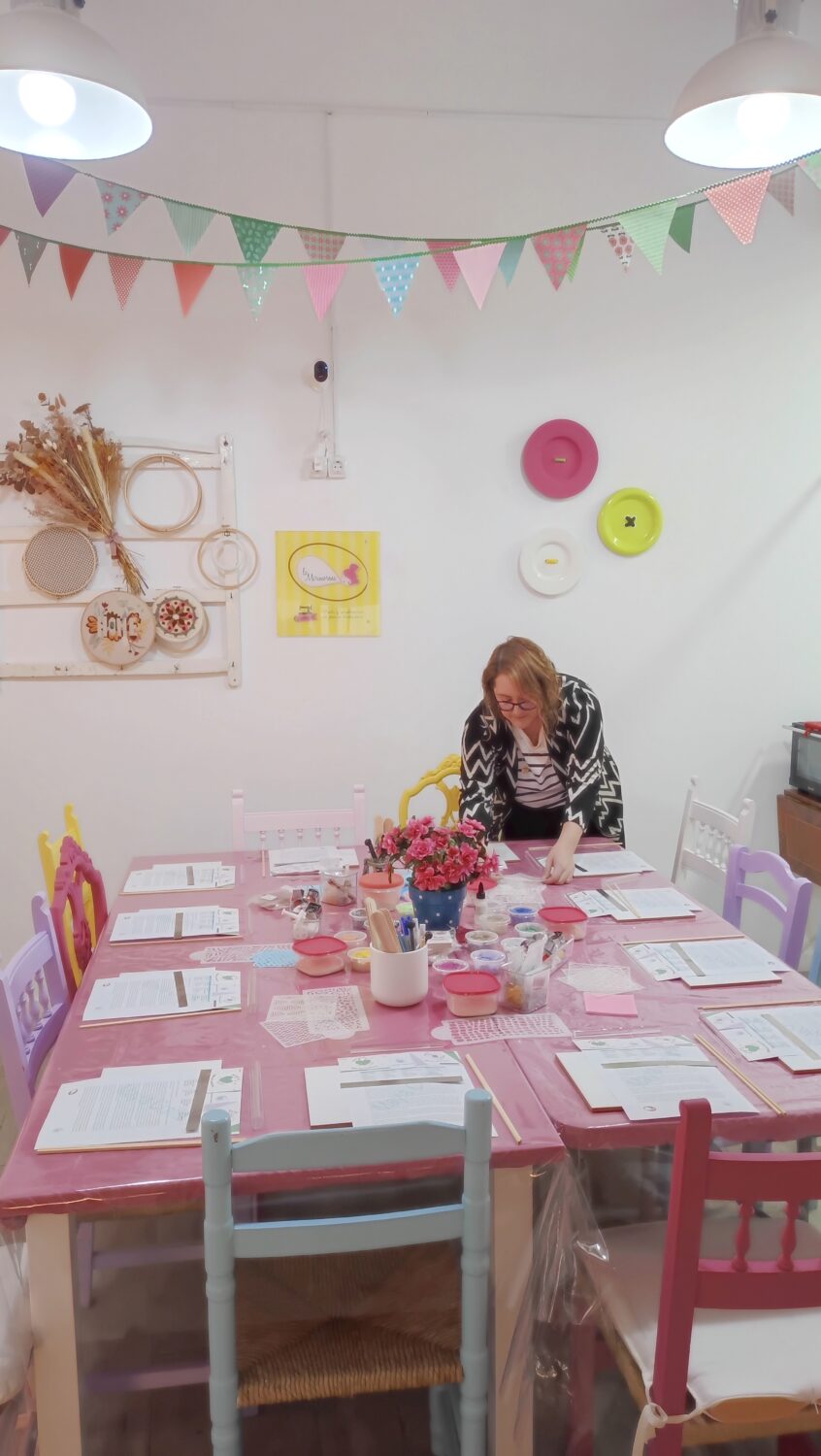 Taller de joyería con resina UV - Imagen 10