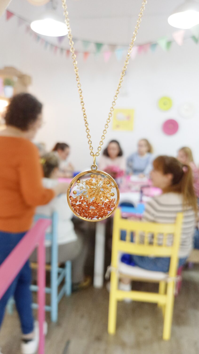 Taller de joyería con resina UV - Imagen 3