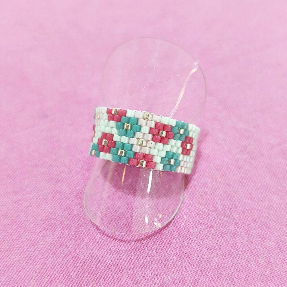 Alternative view of Anillo margaritas delica Miyuki (cherry/eucalipto)