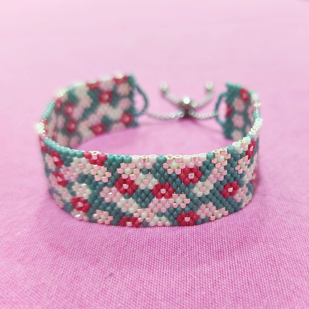 Brazalete ajustable margaritas delica Miyuki (cherry/eucalipto)