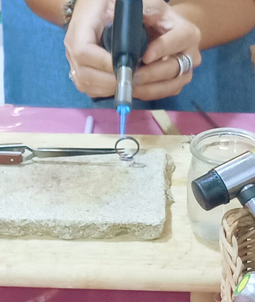 Alternative view of Taller de anillos de plata